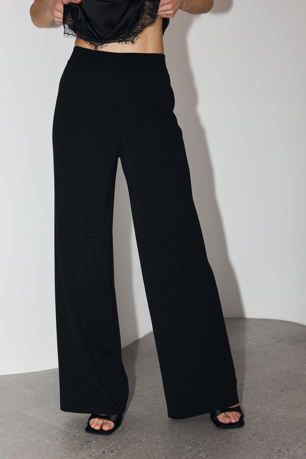 The Andes trousers by Aedari in Black
