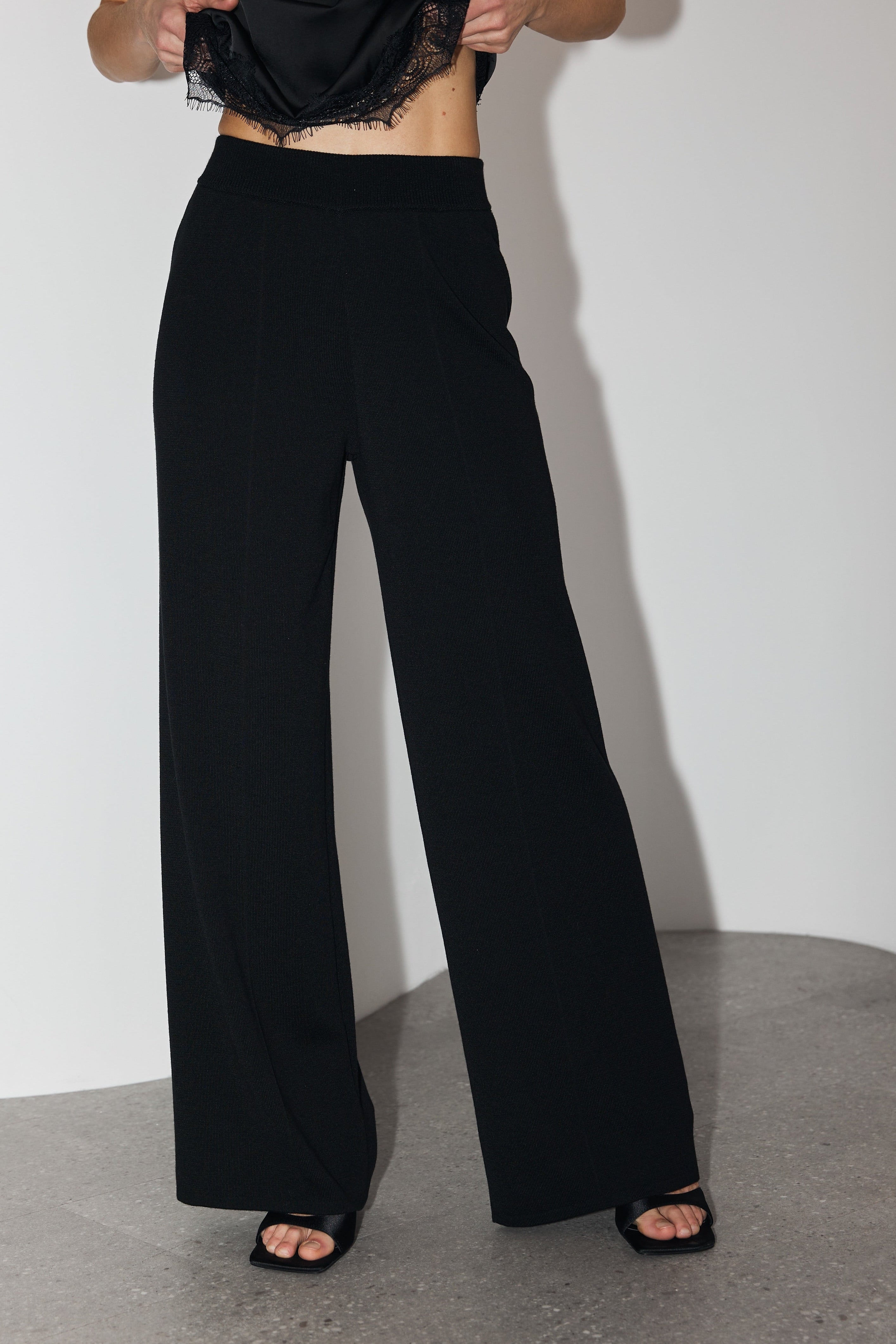 The Andes trousers by Aedari in Black
